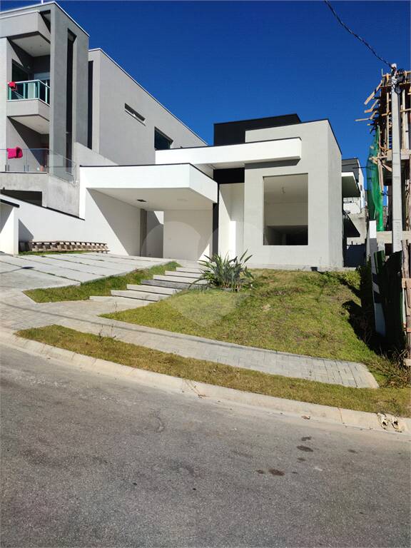 Casa à venda com 3 quartos, sendo 3 suítes, no condomínio Aruã Brisas, Mogi Das Cruzes - SP